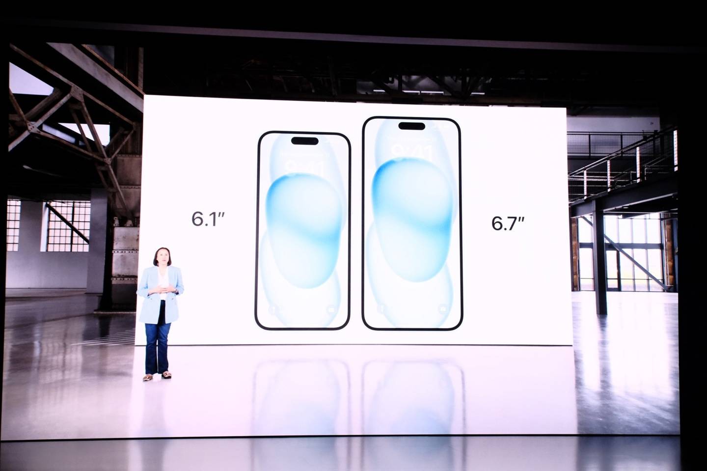 20230912184249130 苹果发布 6.1/6.7 英寸 iPhone 15 标准机型,起售价 799/899 美元