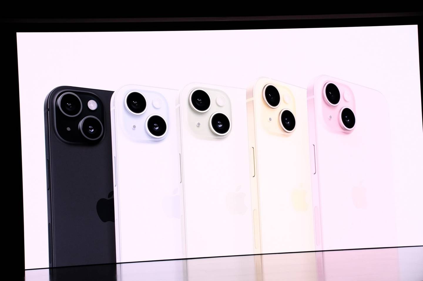 20230912184251685 苹果发布 6.1/6.7 英寸 iPhone 15 标准机型,起售价 799/899 美元